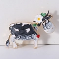 Gros plan détaillé de la broche vache avec motif émail noir et blanc et fleur - Gris