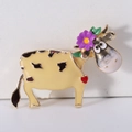 Détail de la broche émaillée vache avec fleur violette et cœur, zoom sur l'alliage - Jaune