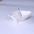 Elegante spilla a vite in oro rosa con perle bianche e strass brillanti per giacche - Oro
