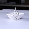 Elegante spilla di perle argentate con design a onde e strass luccicanti - Argento
