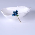 Elegante broche de rosa azul con pétalos de esmalte y tallo dorado en plato de cerámica - Azul