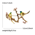 Spilla elegante con uccello gazza in smalto e fiori rosa, misura 5,2 cm x 3,4 cm - Oro