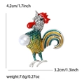 Broche de gallo retro con alas de esmalte, detalles de diamantes e incrustación de perla - Verde (MM-BR-2082 Verde)