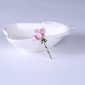 Elegante broche de rosa con pétalos de esmalte rosa y tallo dorado en plato cerámico - Rosa