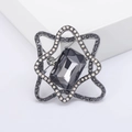 Spilla geometrica elegante con cristallo grigio e strass su espositore bianco - Nero (MM-BR-2220)