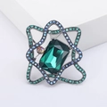 Dettaglio macro di spilla in cristallo verde smeraldo con strass blu in metallo scuro - Verde (MM-BR-2220)