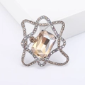 Elegante spilla in cristallo champagne con cornice argentata irregolare e strass luminosi - Champagne (MM-BR-2220)