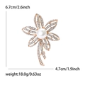 Spilla a fiore elegante in oro rosa con petali di cristallo e una perla centrale - Oro (MM-BR-2223)
