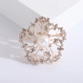 Eleganter hohler Blumenbrosche mit Perlenzentrum und Strasssteinen auf Goldbasis - Gold