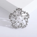 Eleganter silberner Blumenanstecker mit weißen Perlen und glitzernden Strasssteinen - Silber