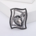 Eleganter schwarzer Strass-Brosche mit Wellenrahmen und grauem Tropfenkristall - Schwarz