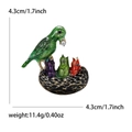 Spilla smaltata con uccelli colorati nel nido con misure di 4,3cm per accessori - Verde