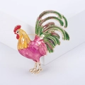 Spilla a forma di gallo in smalto vivace con piume colorate su supporto bianco minimal - Rosa