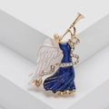 Broche de ángel dorado con vestido de esmalte azul oscuro y cristales sobre fondo blanco - Azul