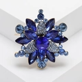 Dunkelblaue Kristallblumen-Brosche mit Strasssteinen auf goldfarbener Legierung - Blau