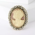 Vintage ovale cameo broche met strass kristallen en gouden klassieke afwerking - Goud