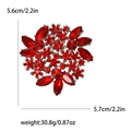 Broche fleurie en alliage avec cristaux rouges, dimensions 5,6 cm x 5,7 cm sur fond blanc - Rouge