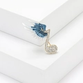 Eleganter Noten-Flügel-Brosche mit blauem Emaille-Verlauf und funkelnden Straßsteinen - Blauer Musiknoten-Flügel-Stil (MM-BR-2262 Blau-BL) / Blau