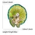 Spilla foglia di loto e rana in smalto con cristallo, misura 3,5 cm per 3,0 cm - Verde