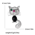 Cartoon Katzenbrosche in Silber mit grünem Edelsteinauge und schwarzem Perlendetail - Silber