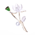 Elegante broche de flor de loto blanca con vaina verde, tallo dorado y perlas blancas - Blanco