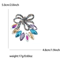 Vista detallada del broche de lazo con pedrería, dimensiones 5,0 cm alto y 4,8 cm ancho - Azul