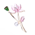 Elegante broche de flor de loto con pétalos de esmalte rosa, acabado dorado y perlas - Rosa