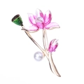 Elegante broche de flor de loto con pétalos de esmalte rosa, vaina verde y una perla - Rojo