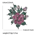 Detailansicht der Strass-Blumenbrosche mit Maßen 6,4 cm x 5,4 cm und 37 g Gewicht - Lila (MM-BR-2302 Lila)