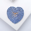 Elegante spilla a forma di cuore con strass blu e design traforato su un piedistallo bianco - Blu (MM-BR-2284)