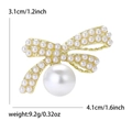 Elegante broche de lazo de perlas con base de metal dorado y dimensiones sobre fondo blanco - Dorado