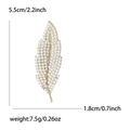 Spilla elegante a foglia d'oro con perle bianche, dimensioni 5,5 cm per 1,8 cm - Oro (MM-BR-2285)