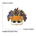 Broche masque émaillé vintage avec plumes colorées, dimensions 3,9 x 4,5 cm sur fond blanc - Coloré