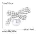 Broche de lazo plateado con perlas, mide 4,1cm por 3,1cm y pesa unos 9,2g - Plateado