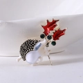Dettaglio della spilla a riccio con strass verdi e foglie di agrifoglio smaltate - Rosso