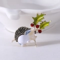 Dettaglio della spilla a riccio con foglie di agrifoglio verdi e bacche di strass - Verde