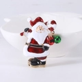 Detalle de broche de Papá Noel esmaltado con campana verde sobre borde de porcelana blanca - Rojo