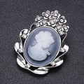Détail macro d'une broche camée vintage argentée avec relief de dame et strass brillants - Argenté