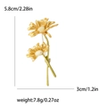Spilla margherita in smalto dorato fatta a mano con due fiori in finitura opaca - Oro