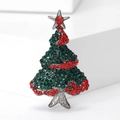 Detailansicht der eleganten Weihnachtsbaum-Brosche mit grünen und roten Strasssteinen - Rot (MM-BR-1879)