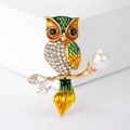 Dettaglio della spilla a forma di gufo in smalto con strass e una perla bianca lucida - Gufo Verde (MM-BR-1990-GN)