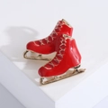 Spilla creativa a forma di pattino in smalto rosso con bordo dorato su sfondo bianco - Rosso (MM-BR-2330)