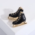 Spilla creativa a forma di pattino a rotelle nero con dettagli in oro - Nero (MM-BR-2330)