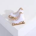 Dettaglio di spille a forma di pattini da ghiaccio in smalto bianco e oro su un blocco - Bianco (MM-BR-2330)