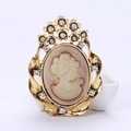 Broche camée vintage dorée avec profil de femme et strass blancs scintillants - Doré