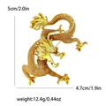 Broche de dragón de esmalte dorado con textura de escamas y medidas de 5cm por 4,7cm - Dorado