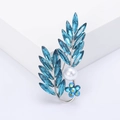 Elegante spilla a spiga argentata con cristalli blu e perla bianca su base bianca - Blu