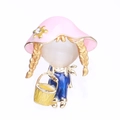 Spilla bimba carina con cappello rosa e salopette blu in smalto e finitura oro - Rosa (MM-BR-2331 Rosa)