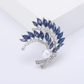 Elegante spilla a spiga d'argento con cristalli blu scuro, perle bianche e strass lucenti - Blu (MM-BR-Blu-1866-BL)