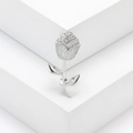 Dettaglio elegante spilla a rosa d'argento con micro-zirconi su uno sfondo minimalista - Argento
